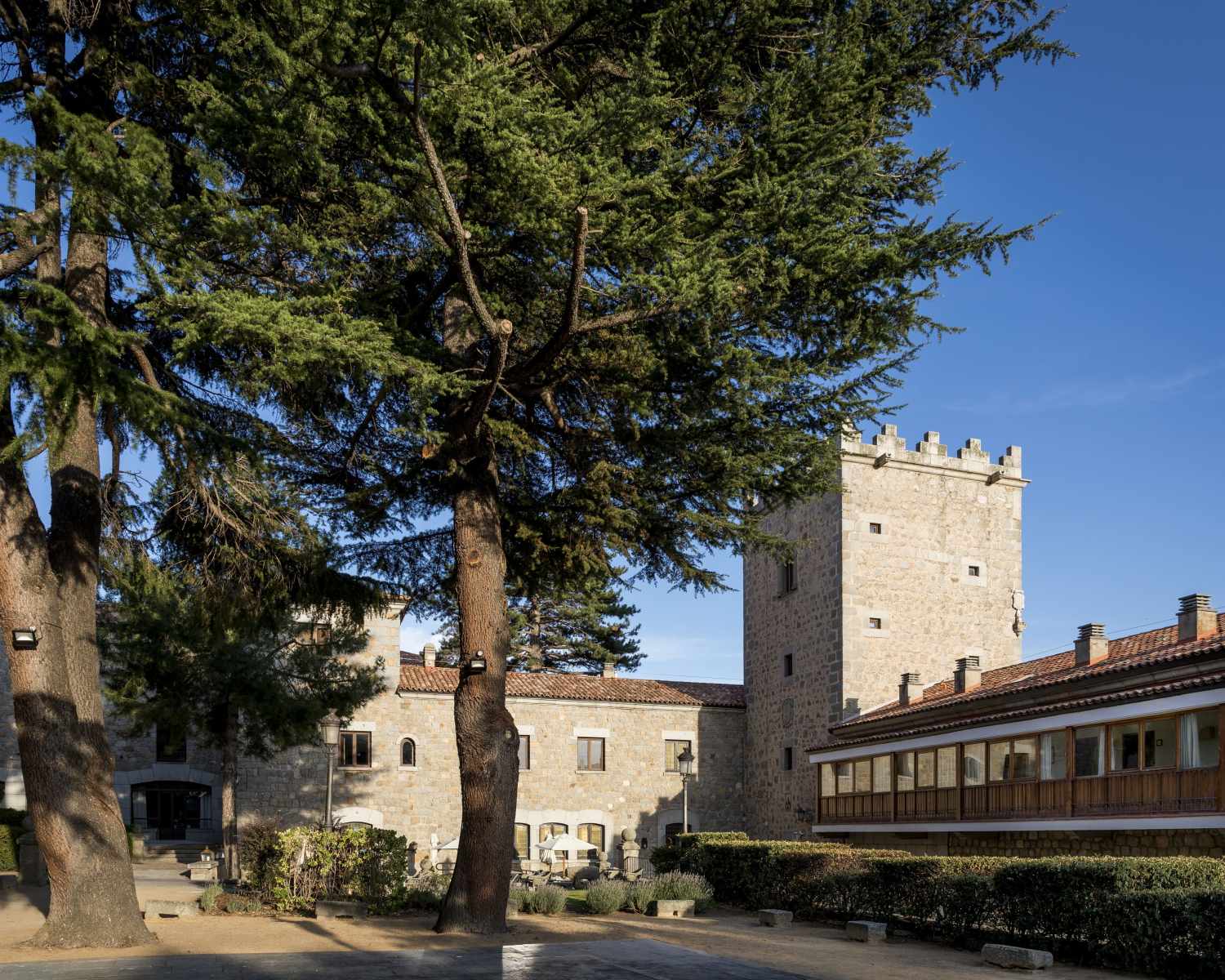LiggingHet hotel wordt omringd door majestueuze muren en volgt de oorspronkelijke lijnen van het voormalige paleis 'Piedras Albas'. Het biedt veel comfort en is schitterend gerenoveerd. De monastieke