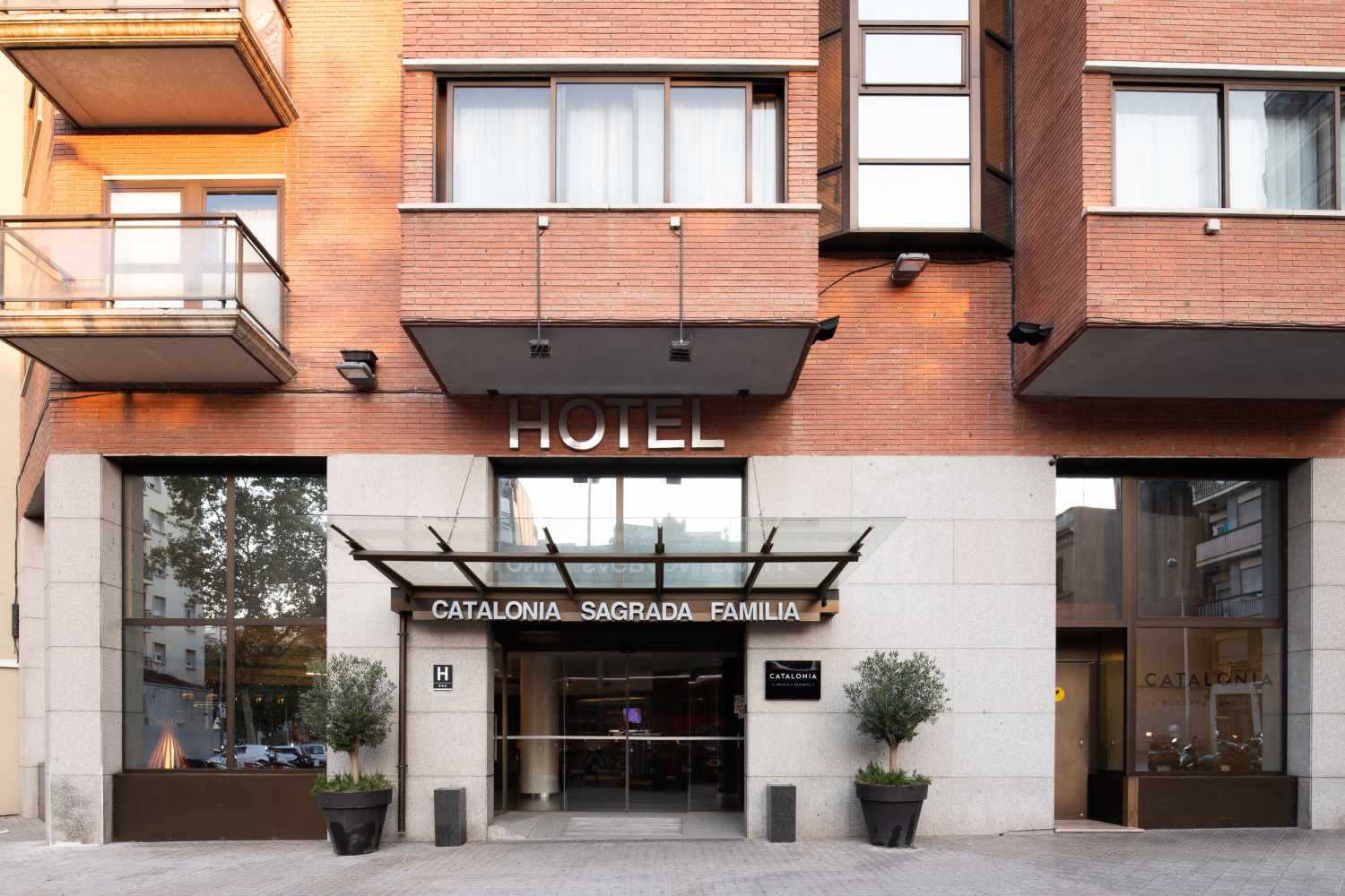 LiggingDit elegante hotel bevindt zich dichtbij het stadscentrum van Barcelona. Openbaar vervoer