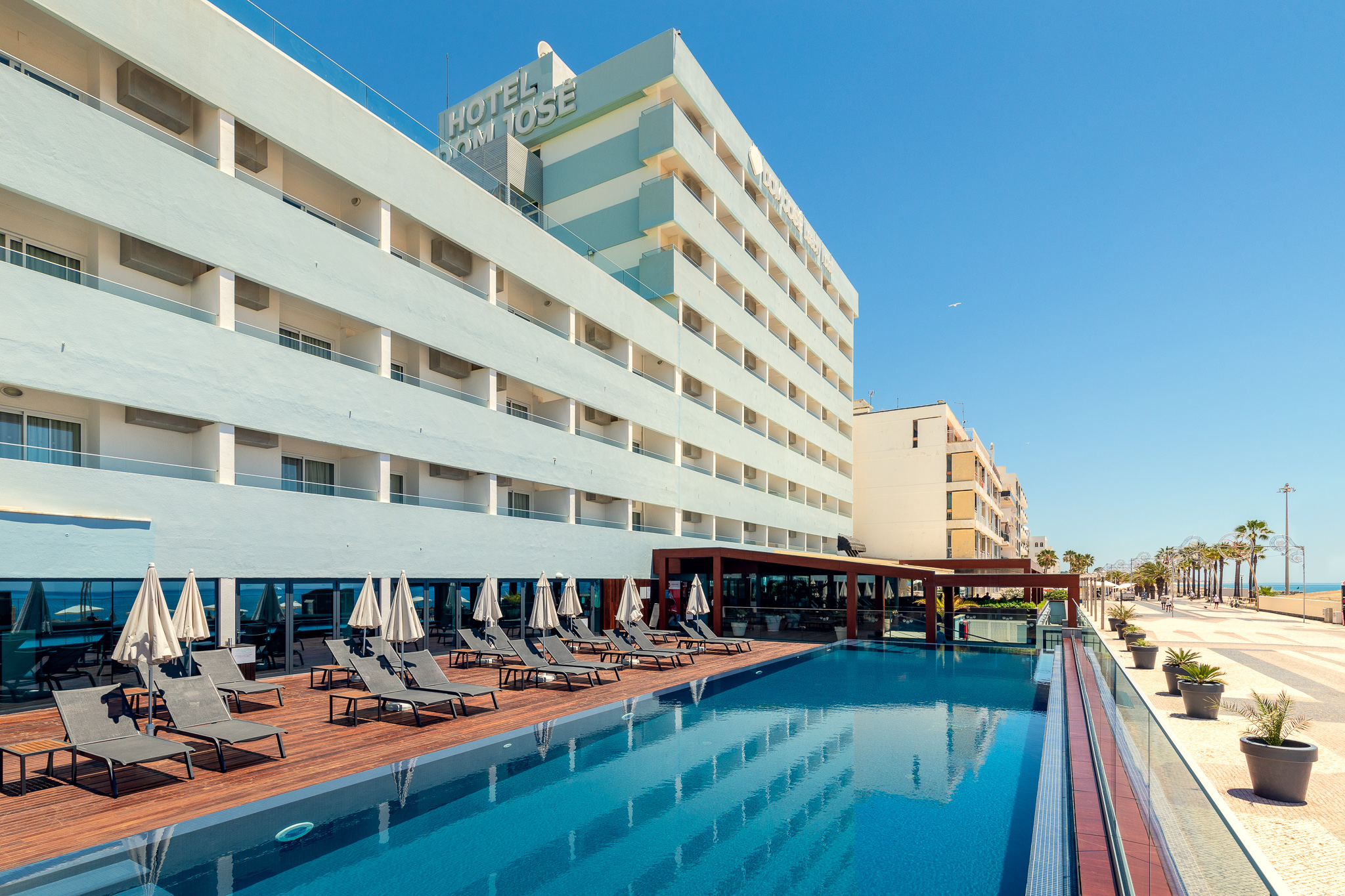 LiggingHet hotel ligt in het midden van het toeristische centrum en ligt op korte loopafstand van het fijne zandstrand. Het centrum van de stad