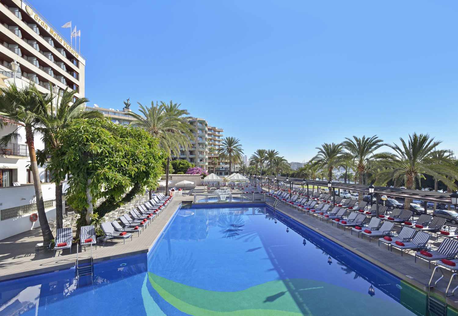 LiggingHotel Victoria Gran Meliá bevindt zich direct aan de boulevard (Paseo Marítimo) van Palma de Mallorca