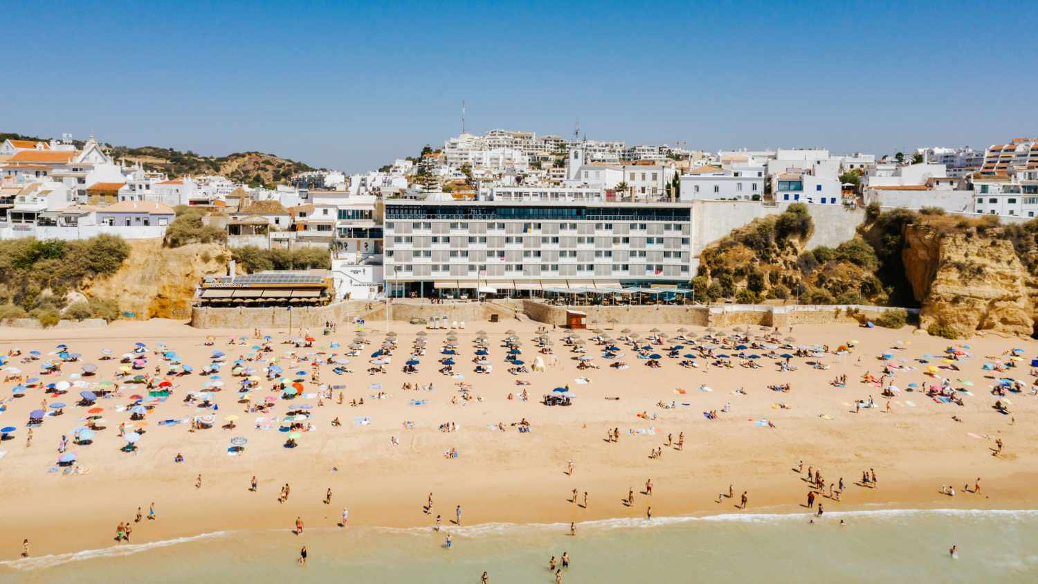 Adults OnlyLiggingHet hotel ligt direct aan het zandstrand in het hartje van Albufeira. Het strand en de promenade kunt u met de lift bereiken. Op slechts enkele minuten loopafstand bevindt zich de voetgangerszone met talrijke mogelijkheden om te winkelen en u te vermaken.HotelfaciliteitenGraag heet het hotel de gasten in een hotel met 6 verdiepingen met een lift en 74 niet-rokerskamers welkom. Meertalig personeel (Engels