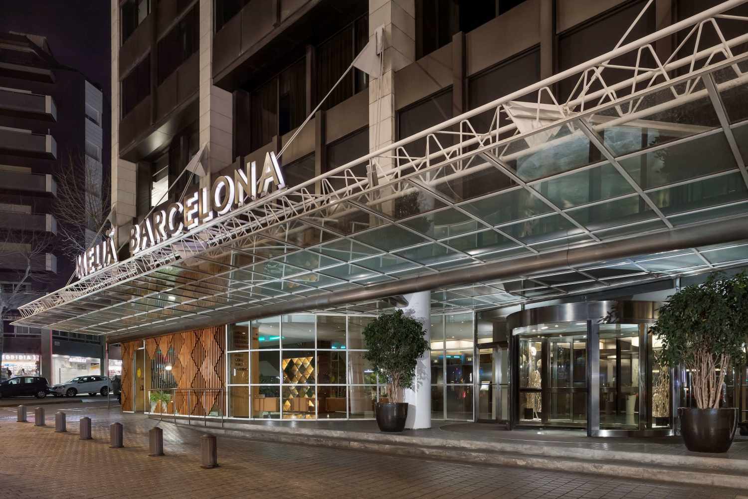 LiggingDit luxueuze cityhotel bevindt zich direct in het centrum van het nieuwe arcelona. Het openbaar vervoer vindt u in de onmiddellijke omgeving (circa 50 meter). In de onmiddellijke omgeving (circa 100 meter) vindt u tal van winkelmogelijkheden alsmede vele restaurants