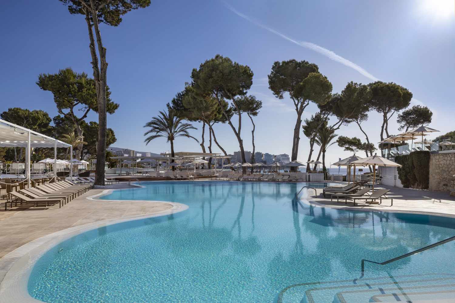 LiggingMeliá Calviá Beach is gelegen in de badplaats Magaluf (gemeente Calvià) op Mallorca