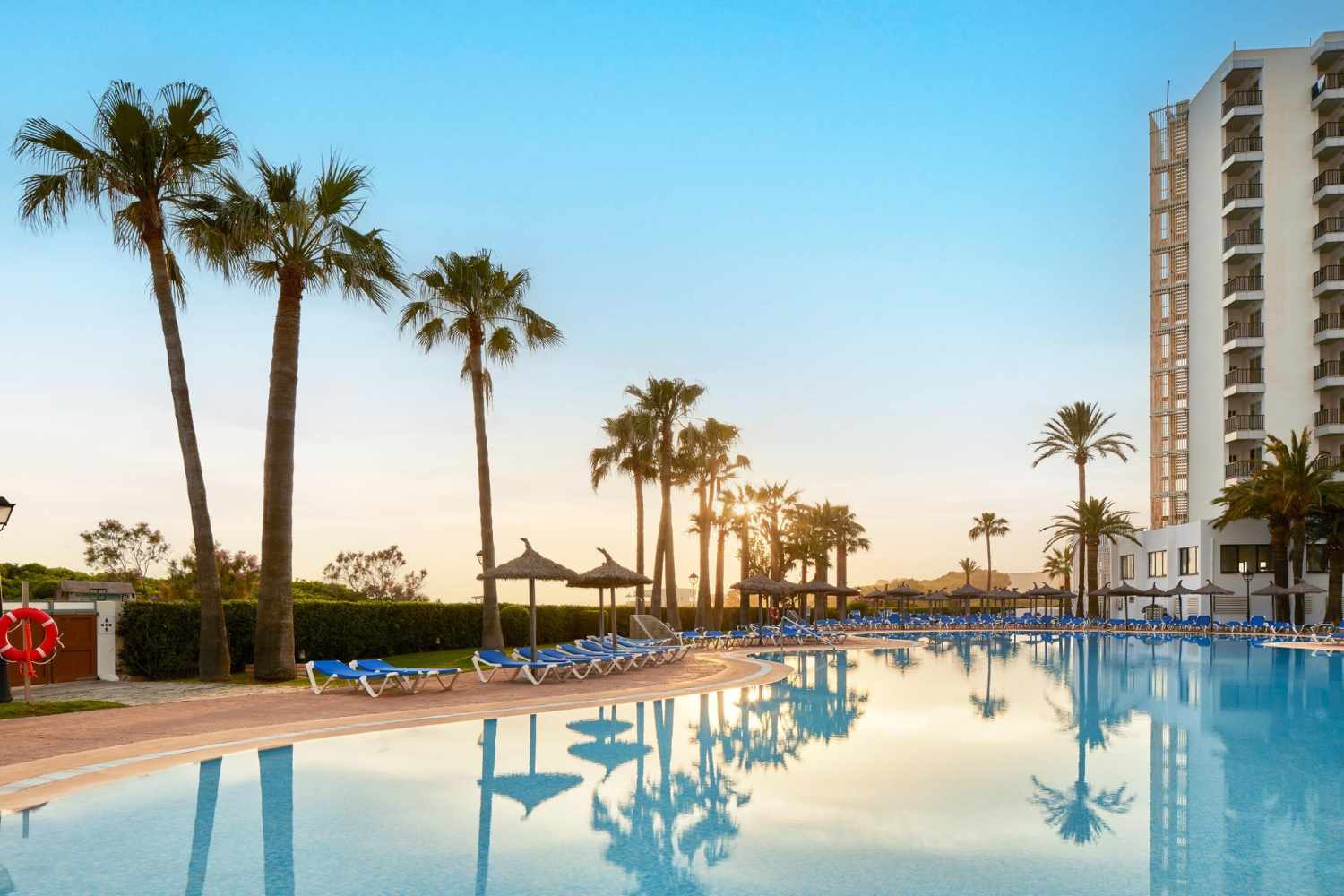 LiggingDit themahotel bevindt zich direct aan het strand en wordt omgeven door een waterrijk gebied met een rijke flora en fauna. Het toeristische centrum van het vakantiegebied Playa de Son Bou met zijn vele winkel- en entertainmentmogelijkheden ligt op slechts enkele minuten lopen van het hotel. De dichtstbijzijnde grotere stad Alayor ligt op een afstand van ongeveer 5 kilometer van het hotelcomplex. Een halte van het openbaar vervoer vindt u op ongeveer 50 meter afstand. Naar de luchthaven van het eiland is het ongeveer 20 kilometer. HotelfaciliteitenHet hotel biedt 597 kamers