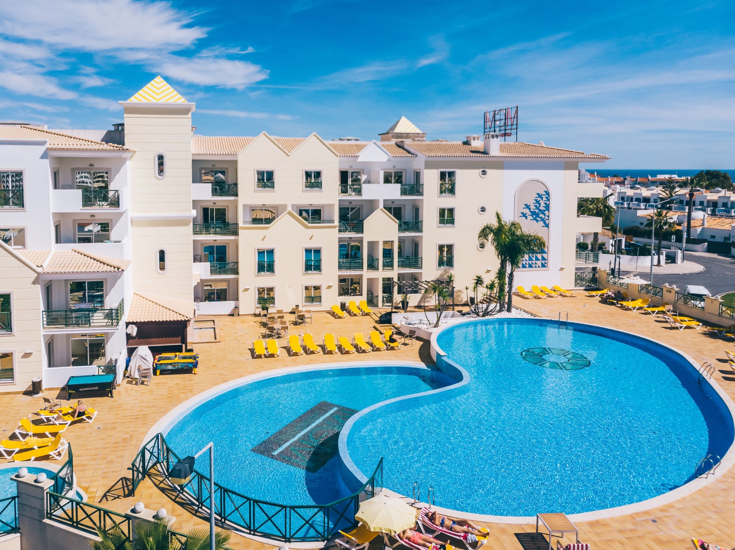 LiggingDit strand- en golf-appartementenhotel is voortreffelijk gelegen in Albufeira