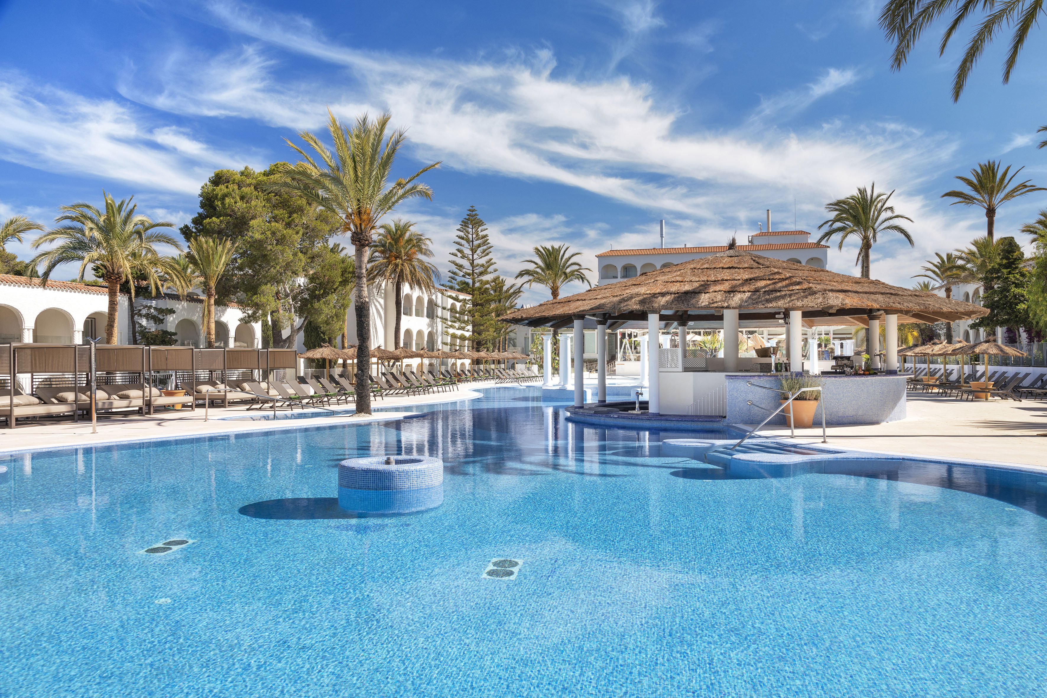 LiggingDit in de typisch Andalusische stijl gebouwde hotel met Arabische invloeden ligt direct aan het kilometerslange