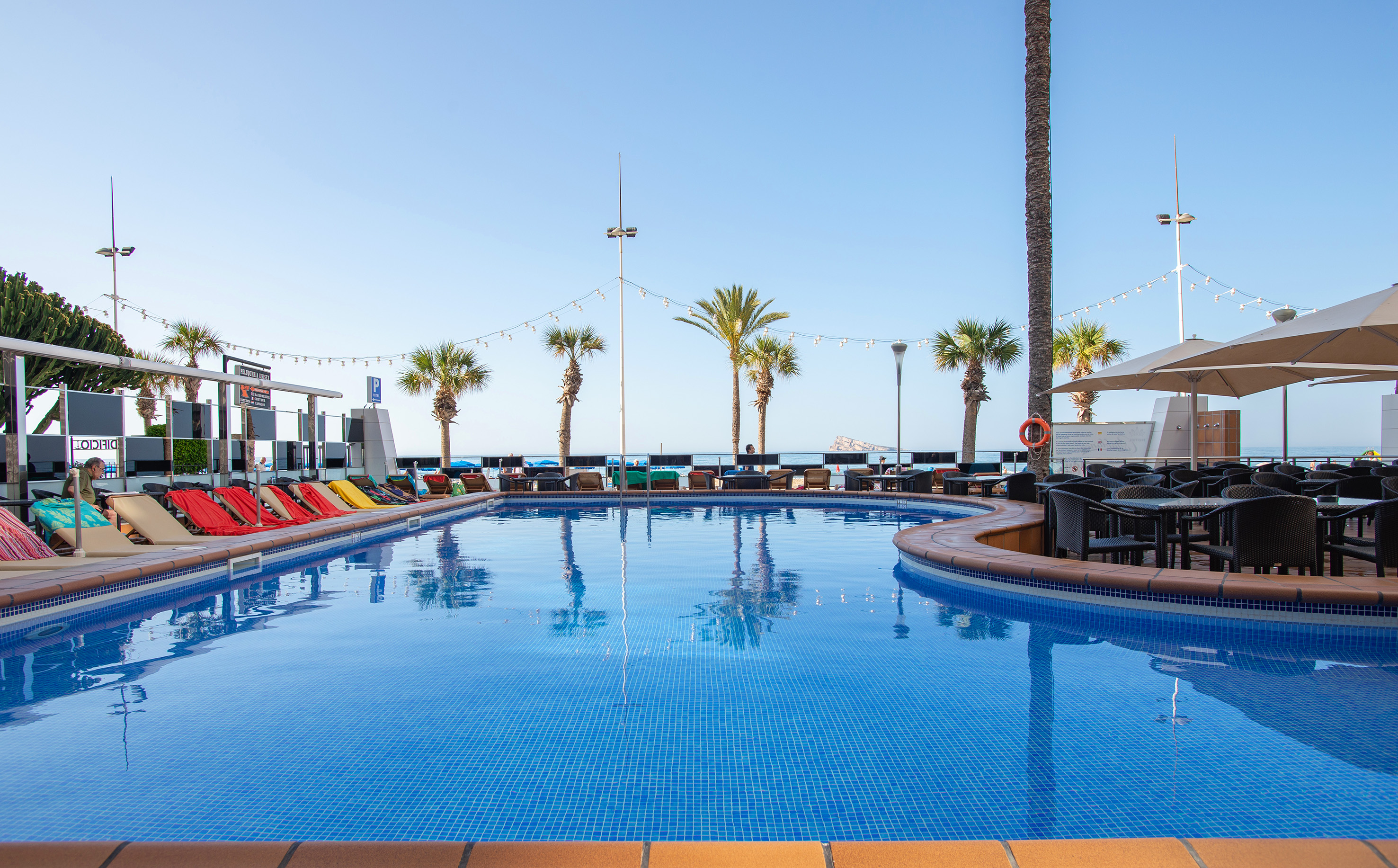 Adults Only (16+)LiggingHet hotel ligt direct aan de promenade van Levante Beach in Benidorm