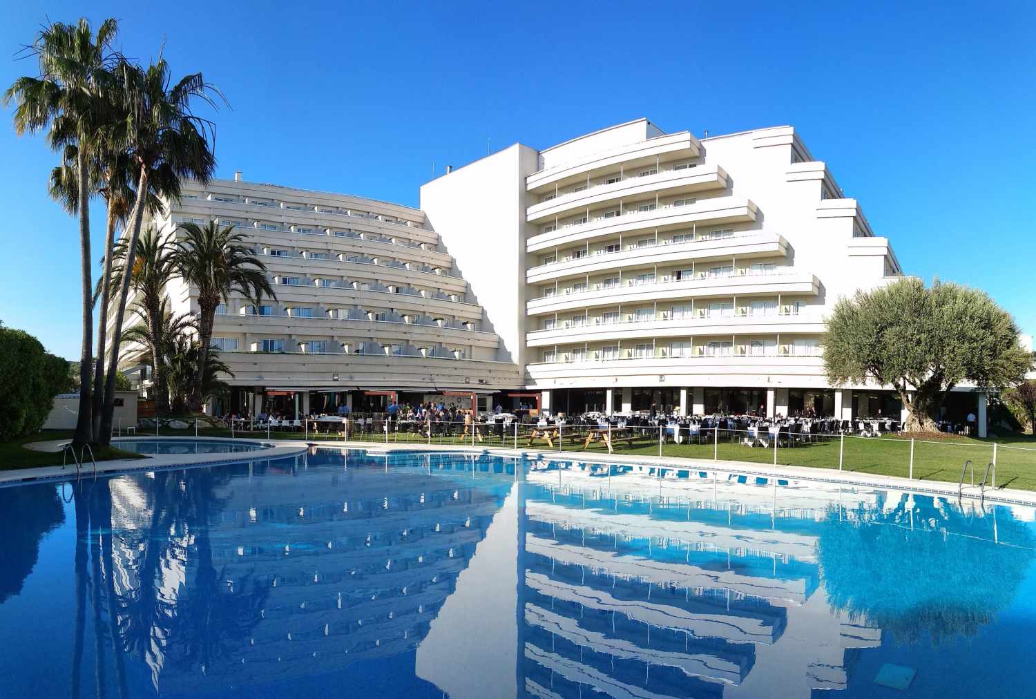 LiggingHet hotel ligt in de mooiste en mondaine kustplaats in Catalonië. Het heeft een unieke ligging met uitzicht over de Aiguadolç Marina. Het comfortabele hotel is vanaf Barcelona en de luchthaven met de auto of met de trein gemakkelijk te bereiken. Na slechts ca. 20 minuten rijden met de auto bereikt u de binnenstad van Barcelona