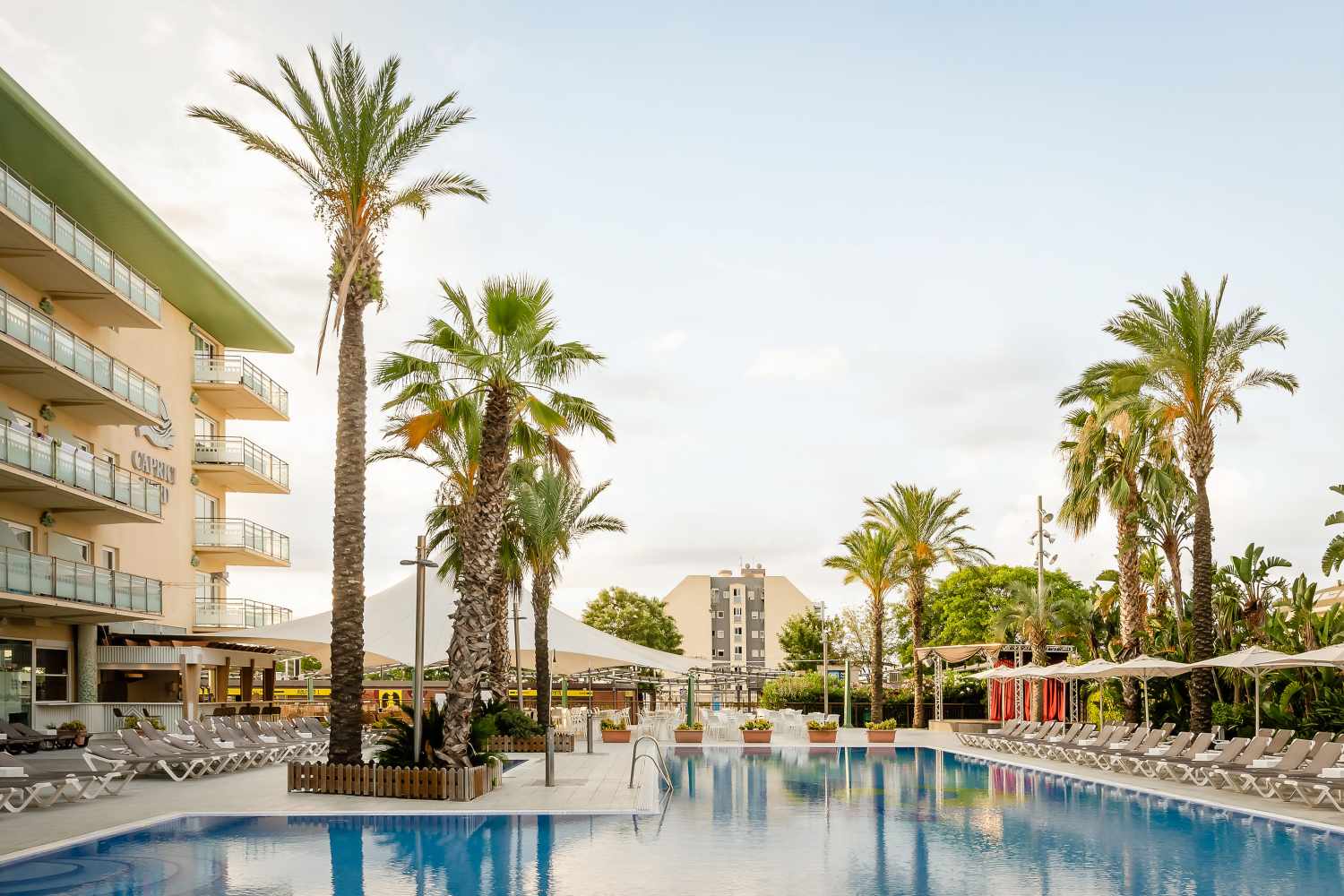 LiggingDit hotel ligt op ongeveer 350 meter van het strand