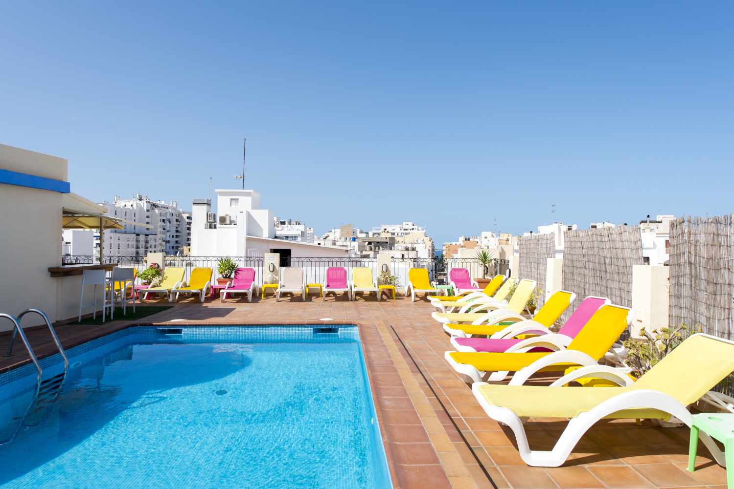 LiggingDe studio's zijn centraal gelegen in de bekende en levendige plaats San Antonio. In de directe nabijheid van het hotel vindt u tal van bars