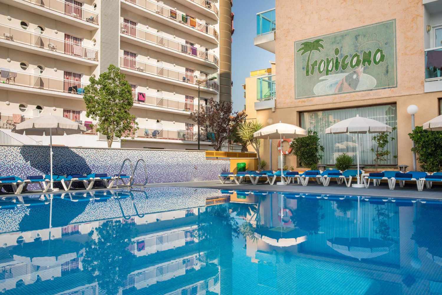 LiggingDit hotel staat van het strand slechts een paar tellen verwijderd