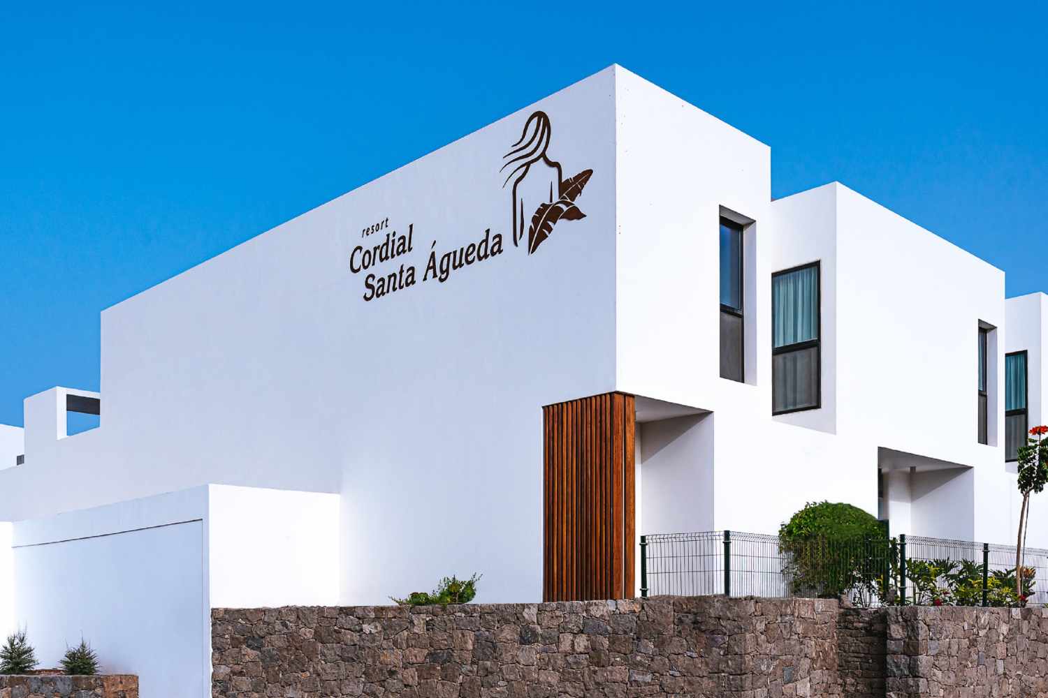 LiggingResort Cordial Santa Águeda & Perchel Beach Club bevindt zich aan de kust van de baai van Arguineguín in het zuidwesten van Gran Canaria