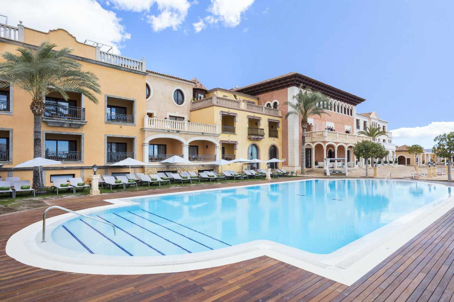 LiggingThe Level at Meliá Villaitana maakt deel uit van het grotere resortcomplex van Meliá Villaitana en bevindt zich op de heuvels boven Benidorm