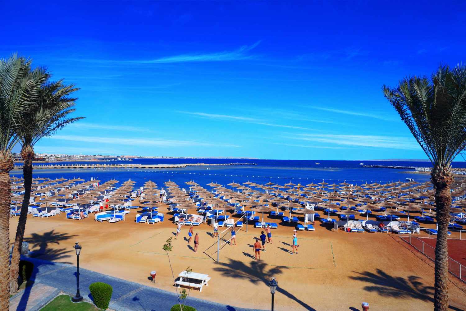 LiggingPickalbatros Dana Beach Resort ligt direct aan een privé zandstrand