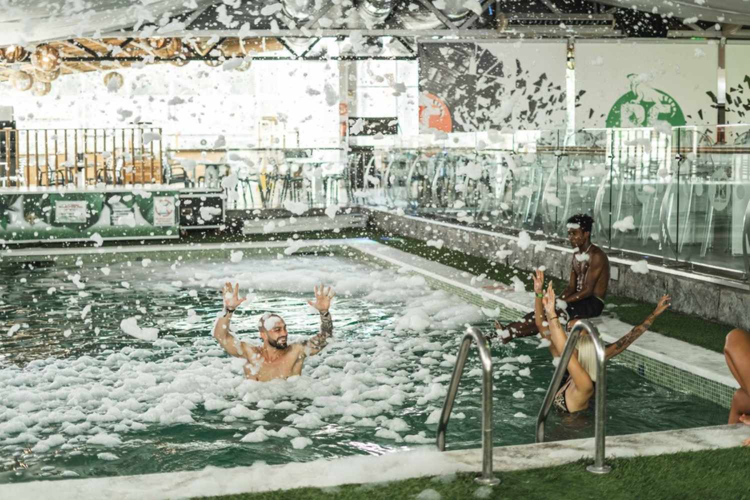 Adults OnlyLiggingDit appartementencomplex is gelegen in een woonwijk van het gebied Rincon de Loix in Benidorm. Het strand Levante is 500 meter van het complex