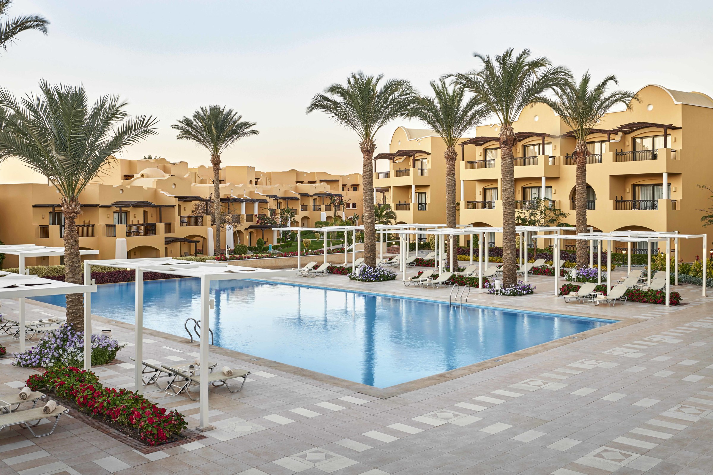 LiggingDit strandhotel heet de gasten in Madinat Coraya welkom.HotelfaciliteitenHet aparthotel met een lift beschikt over 209 kamers en 94 tweepersoonskamers. De receptie is 24 uur per dag geopend. Tot de faciliteiten van het verblijf behoren een bagagedepot