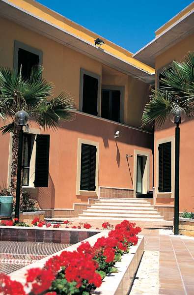 LiggingHet hotel ligt in het toeristische centrum