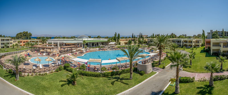 LiggingKipriotis Maris Suites is een strandhotel in Psalidi en biedt een prettige sfeer voor ouders met kinderen. De ligging dicht bij zee zorgt voor een ontspannen vakantiesetting. Het hotel bevindt zich in een rustige omgeving waar comfort en ontspanning centraal staan. Dankzij de overzichtelijke opzet is het verblijf geschikt voor gezinnen die graag alles binnen handbereik hebben. De omgeving leent zich goed voor een zorgeloze zonvakantie.HotelfaciliteitenHet hotel beschikt over 183 kamers en een ruime ontvangsthal met meertalig personeel. Gasten kunnen gebruikmaken van diverse voorzieningen zoals een receptie