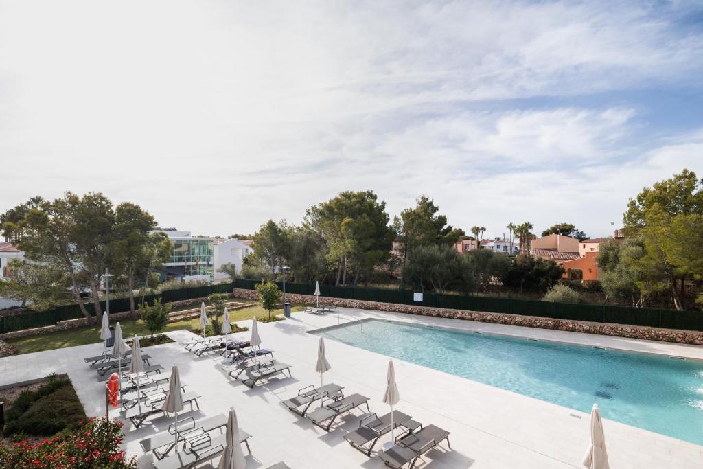 Adults OnlyLiggingDit hotel ligt in een ideale omgeving voor volwassenen die in de vakantie onder elkaar willen zijn en bevindt zich niet ver van het centrum van Cala Santandria. HotelfaciliteitenTot de faciliteiten van het hotel behoren een bagagedepot