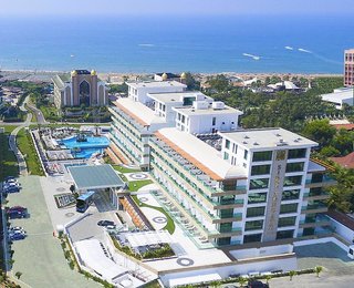 LiggingSide Sunport Hotel & Spa ligt in Side en is ideaal voor gezinnen met kinderen. Het hotel heeft een rustige ligging direct aan het strand en biedt gemakkelijke toegang tot lokale voorzieningen. Dankzij de centrale ligging kunnen gasten zowel ontspannen op het strand als uitstapjes maken naar de omgeving. De locatie is geschikt voor gezinnen