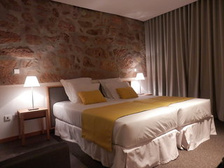 LiggingDit hotel begroet de gasten in Lousada. HotelfaciliteitenHet vriendelijke personeel aan de receptie is graag bij alle vragen behulpzaam. Het verblijf is ingericht met een bagagedepot en een kluis. In de openbare ruimtes is Wi-Fi verkrijgbaar. Het hotel beschikt over verschillende faciliteiten die voor gehandicapten toegankelijk zijn. Een lift en faciliteiten voor rolstoelgebruikers zijn voorhanden. In de supermarkt zijn producten voor het dagelijks gebruik verkrijgbaar. Op zoek naar het passende herinneringsgeschenk aan de vakantie vinden de gasten geheid iets in de souvenirwinkel. Buiten biedt een tuin extra ruimte voor ontspanning en recreatie. Tot de overige voorzieningen van het verblijf behoren een krantenkiosk en een speelkamer. Wie met de auto komt