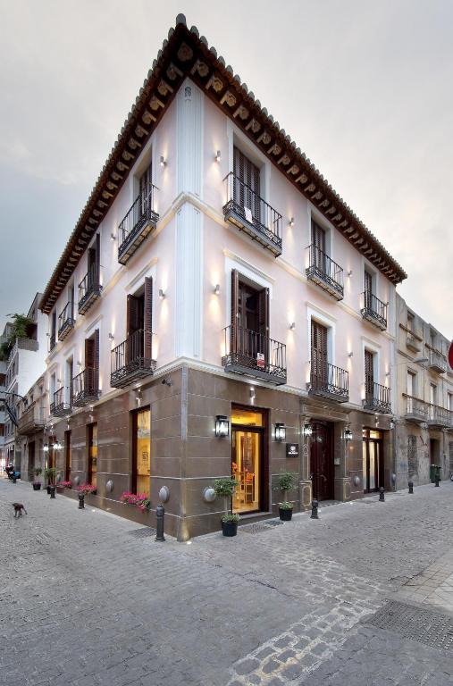 LiggingDit hotel ligt direct in het centrum van Granada. HotelfaciliteitenHet vriendelijke personeel aan de receptie is graag bij alle vragen behulpzaam. Een bagagedepot en een kluis behoren tot de faciliteiten van het hotel. In het verblijf is Wi-Fi verkrijgbaar. De tourdesk biedt ondersteuning bij het boeken van excursies. Het hotel beschikt over meerdere voor gehandicapten toegankelijke vrijetijdsbestedingen. Een lift en faciliteiten voor rolstoelgebruikers zijn voorhanden. Voor gemoedelijke stemmingen zorgt een open haard. Voor filmliefhebbers heet het in de bioscoop: "En…actie!". De gasten kunnen voor een aangenaam verblijf gebruikmaken van de verschillende recreatieve voorzieningen van het hotel zoals bijvoorbeeld de tuin. Tot de overige voorzieningen van het verblijf behoort een tv-ruimte. De gasten die met de auto komen