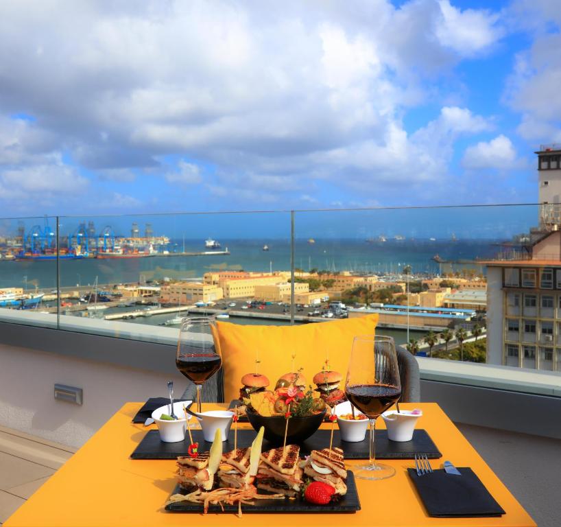 LiggingDesign Plus BEX Hotel bevindt zich centraal in de stad Las Palmas op Gran Canaria