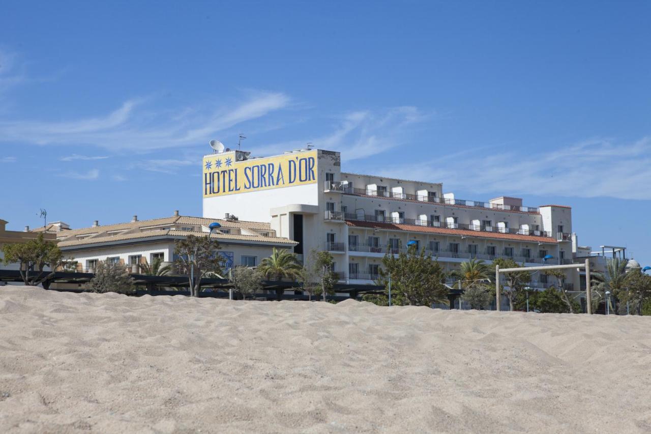 LiggingDit hotel aan het strand in Malgrat de Mar is slechts 30 meter van het zandstrand en slechts 5 minuten lopen van het centrum met zijn winkels