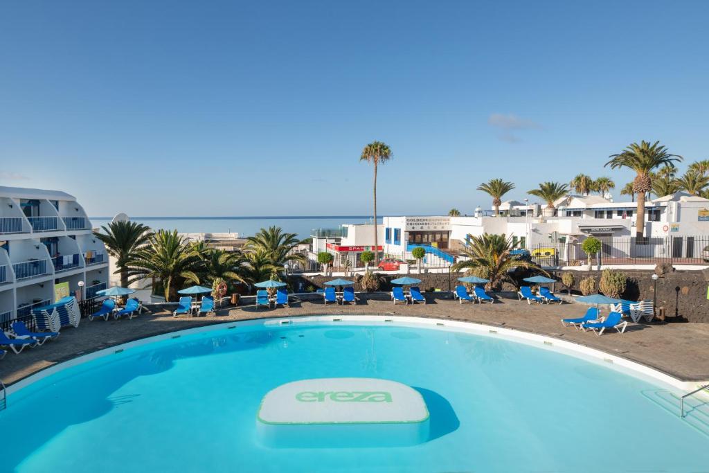 Adults OnlyLiggingEreza Los Hibiscos ligt in het hart van Puerto del Carmen op Lanzarote