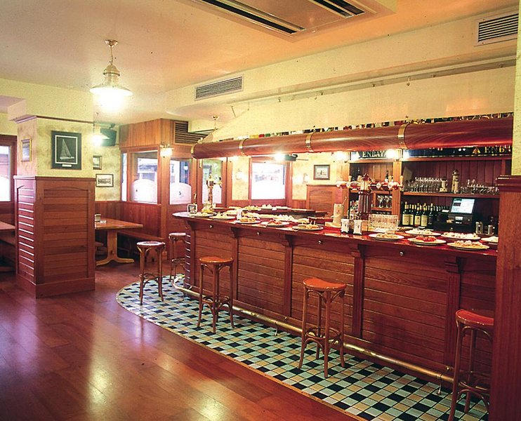 LiggingDit hotel bevindt zich in de wijk La Marina van Hondarribia. In de omgeving bevinden zich winkelcentra en verschillende bezienswaardigheden. Het strand is ongeveer 500 meter van het hotel. Een aansluiting op het openbaar vervoer (ongeveer 40 meter afstand) is gemakkelijk te voet te bereiken.HotelfaciliteitenDe 11 appartementen