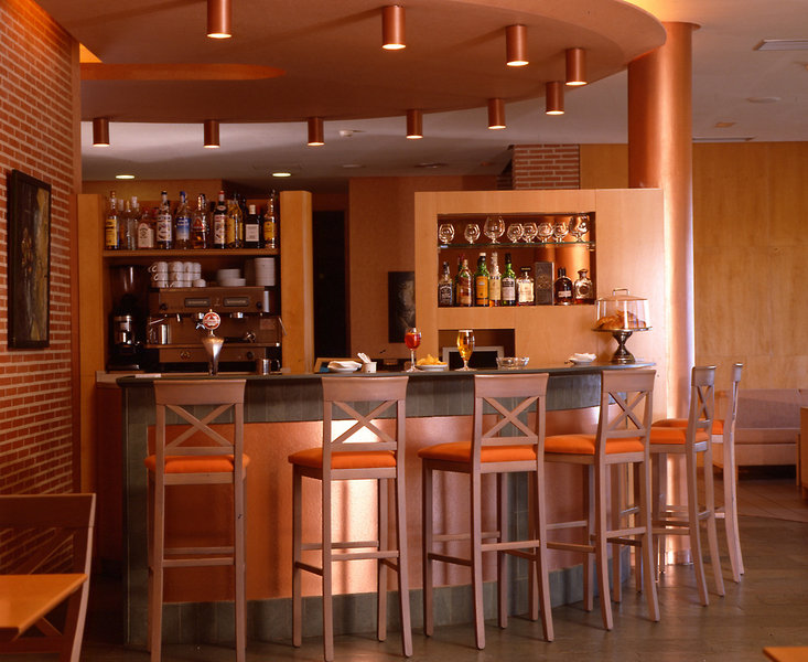 LiggingHet hotel ligt op het beursterrein van Valencia