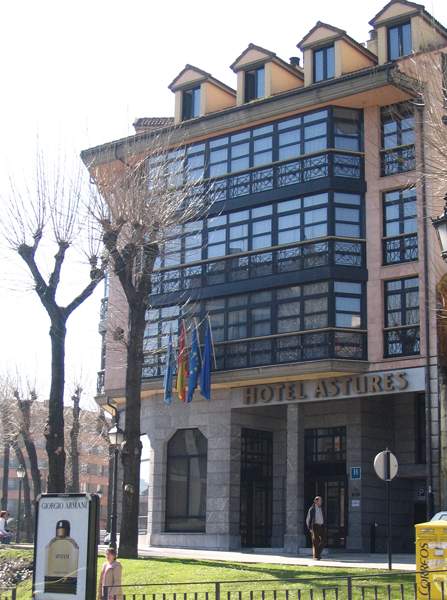 LiggingDit hotel bevindt zich in het recreatiegebied van Oviedo. Het stadscentrum met winkelmogelijkheden