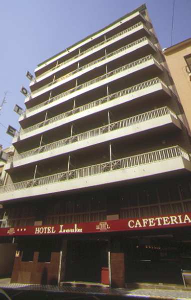 LiggingHet hotel ligt in een levendige omgeving in Alicante