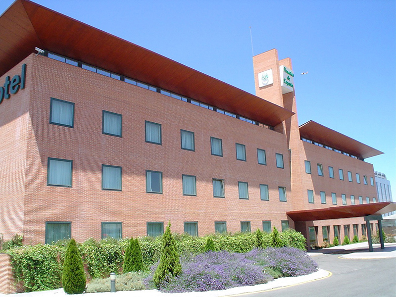 LiggingDit hotel ligt strategisch zeer gunstig in een zakenwijk. De belangrijkste hoofdstraten bevinden zich op loopafstand van het hotel. Het stadscentrum van Madrid met talloze winkel- en amusementsmogelijkheden is binnen 20 minuten te bereiken. Bovendien vindt u in de nabije omgeving het Warner Bros Movie Park en het vrijetijdscentrum Nassica.HotelfaciliteitenHet hotel biedt op 3 verdiepingen 24 eenpersoons- en 48 tweepersoonskamers die met een lift bereikbaar zijn. De receptie is 24 uur per dag geopend. Tot het serviceaanbod behoren een garderobe