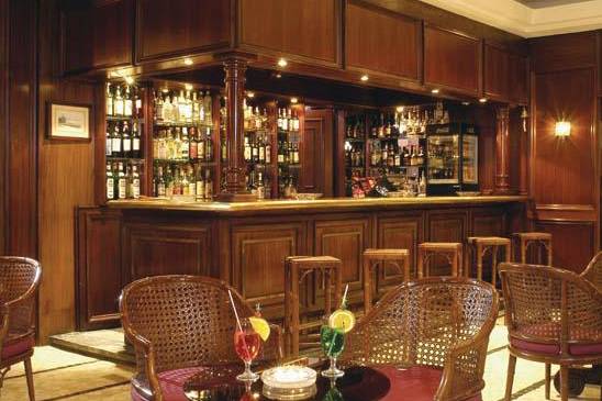 LiggingHet hotel ligt in het toeristische centrum van Estoril