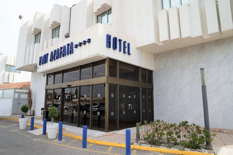 LiggingHet hotel ligt slechts 10 minuten van het levendige centrum met vele winkels