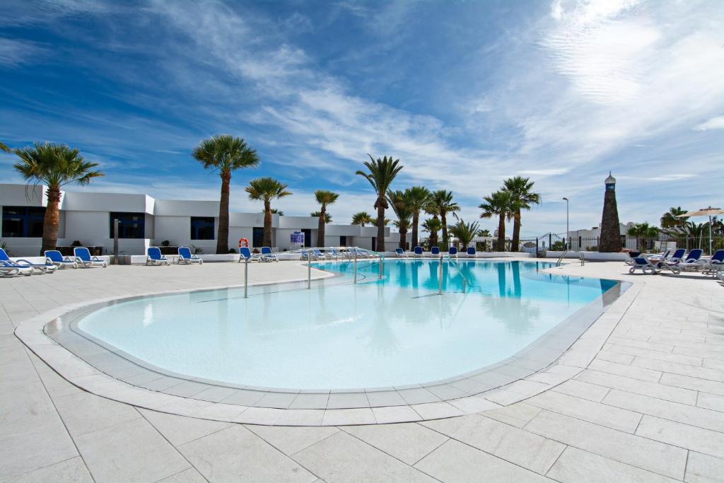 Adults Only 18+LiggingApartamentos Panorama ligt in het toeristische centrum van Puerto del Carmen