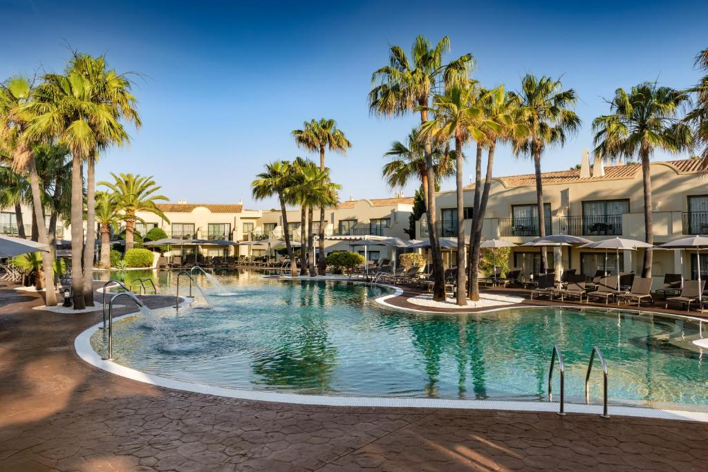 Adults OnlyLiggingHet hotelcomplex ligt tegenover een kleine jachthaven met restaurants