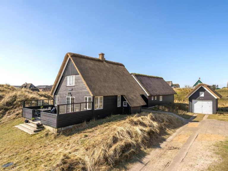 "Sten" - 100m from the sea | Boeken bij Flickmyhouse