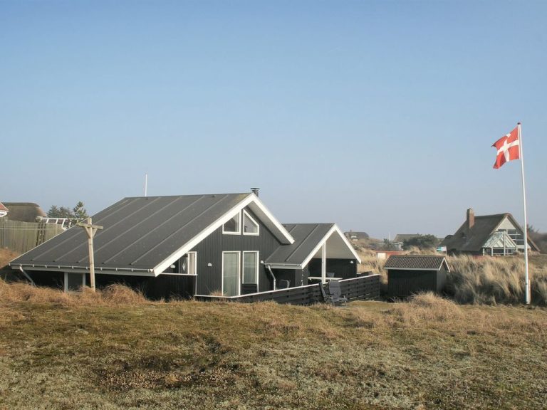 "Aska" - 400m from the sea | Boeken bij Flickmyhouse