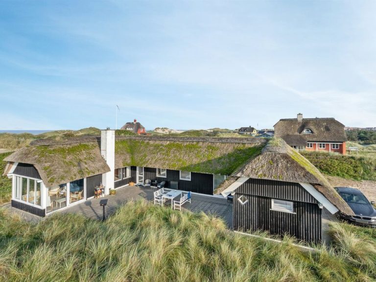 "Henric" - 100m from the sea | Boeken bij Flickmyhouse