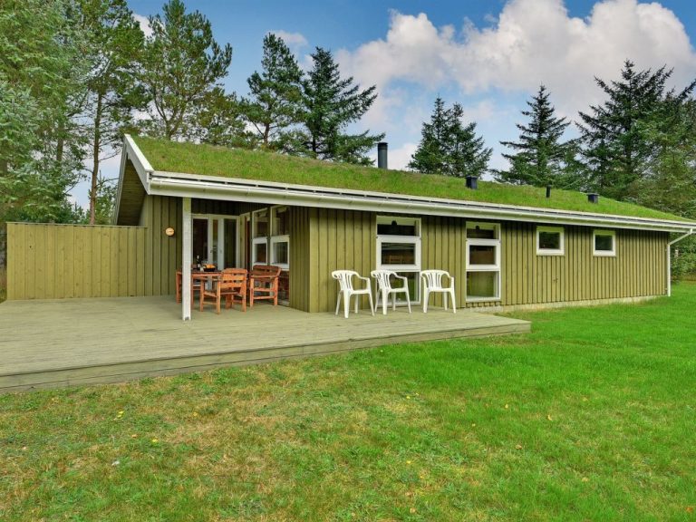 "Editt" - 2km from the sea | Boeken bij Flickmyhouse