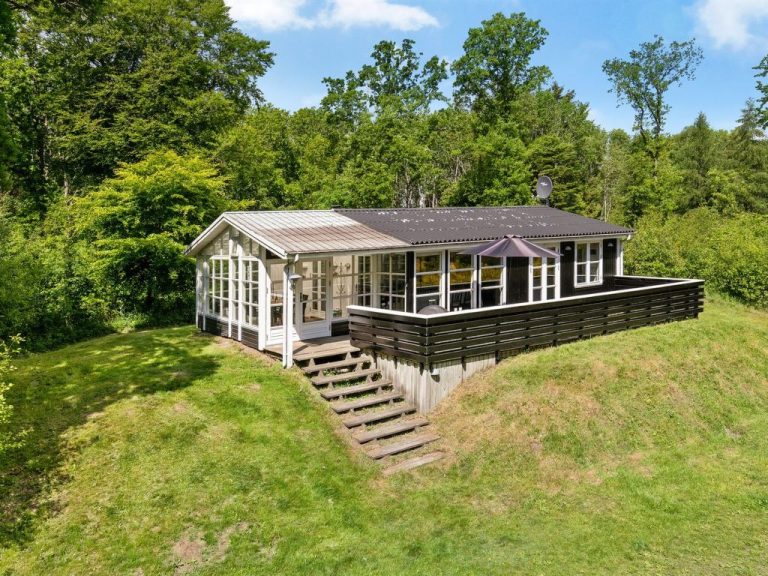 "Gunward" - 1.5km from the sea | Boeken bij Flickmyhouse