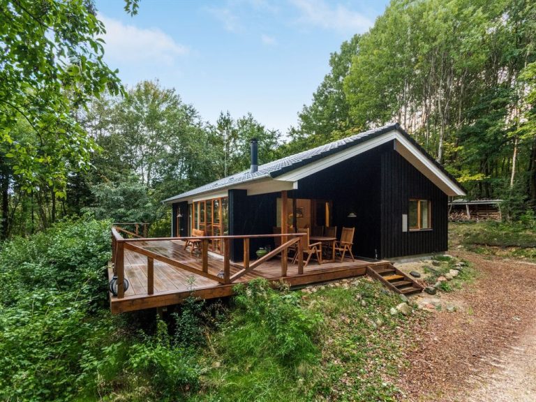 "Nelie" - 40km from the sea | Boeken bij Flickmyhouse