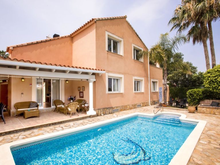 Casa Larauri Oliva Nova | Boeken bij Flickmyhouse