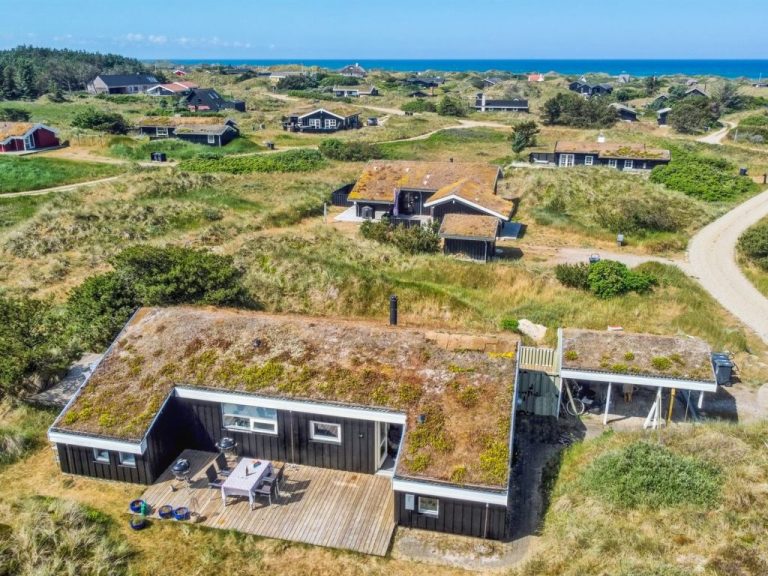 "Hrefna" - 500m from the sea | Boeken bij Flickmyhouse