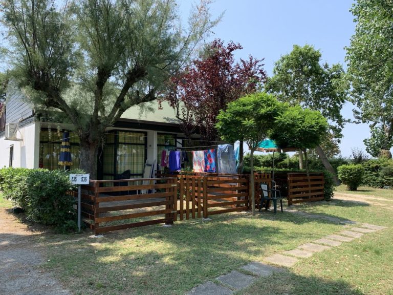 Dog's Bungalow | Boeken bij Flickmyhouse