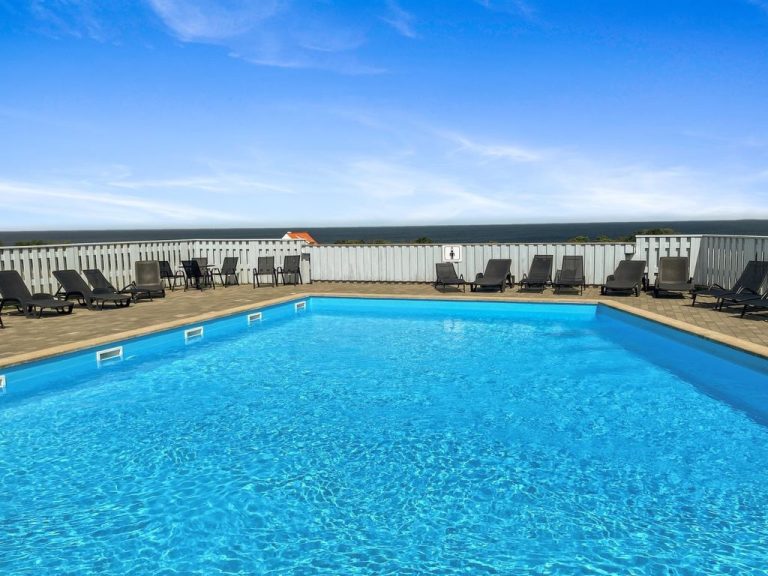 "Roger" - 400m from the sea | Boeken bij Flickmyhouse