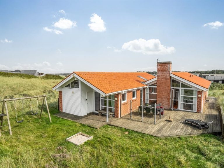 "Broder" - 150m from the sea | Boeken bij Flickmyhouse