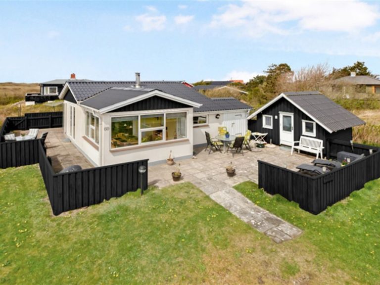 "Pupa" - 500m from the sea | Boeken bij Flickmyhouse